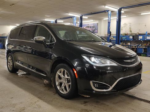 Used 2019 Chrysler Pacifica Limited image 4