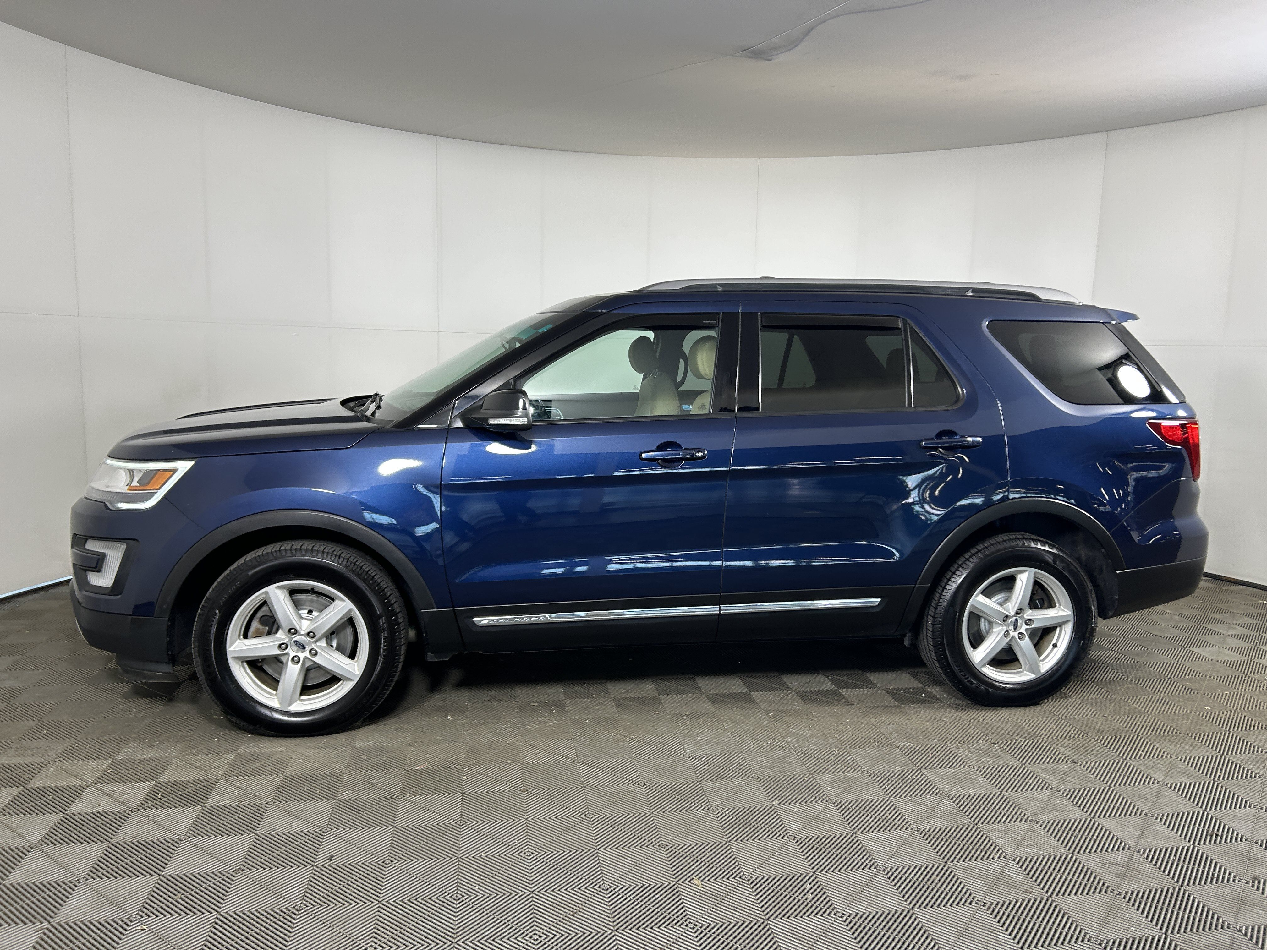 Used 2017 Ford Explorer XLT w/ Equipment Group 201A AWD/4WD image 2