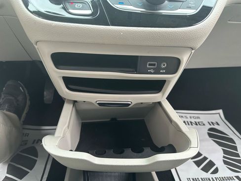 Used 2020 Chrysler Pacifica Limited FWD image 15