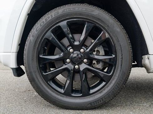 Used 2022 Jeep Grand Cherokee Laredo X image 16