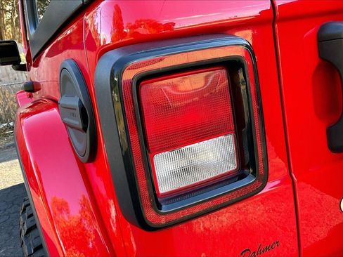 Used 2019 Jeep Wrangler Unlimited Sahara AWD/4WD image 26