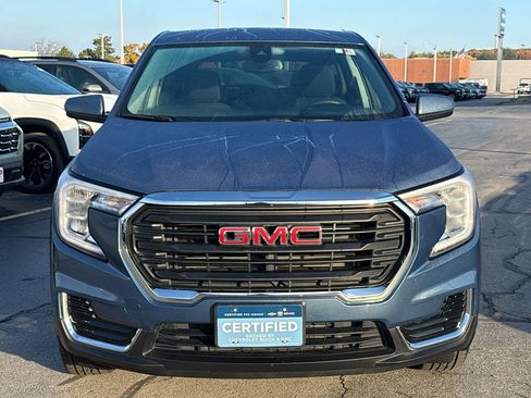 Used 2024 GMC Terrain SLE image 3