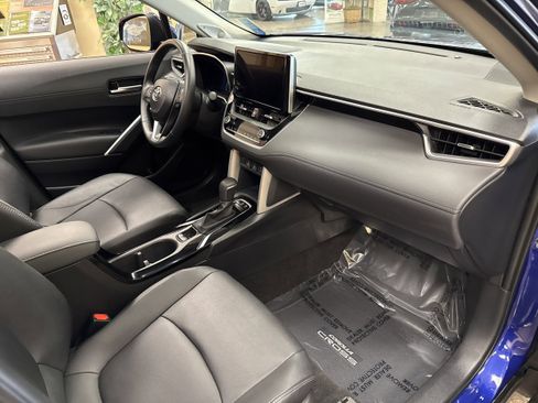 Used 2023 Toyota Corolla Cross XLE w/ Convenience Package image 17