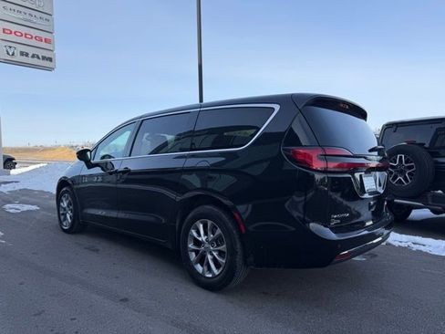 Used 2023 Chrysler Pacifica Touring-L AWD/4WD image 5