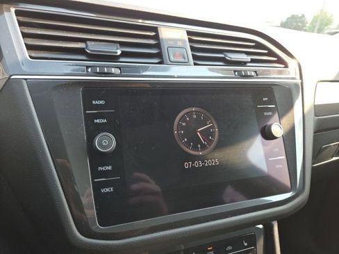 Used 2022 Volkswagen Tiguan SE w/ Panoramic Sunroof Package image 13