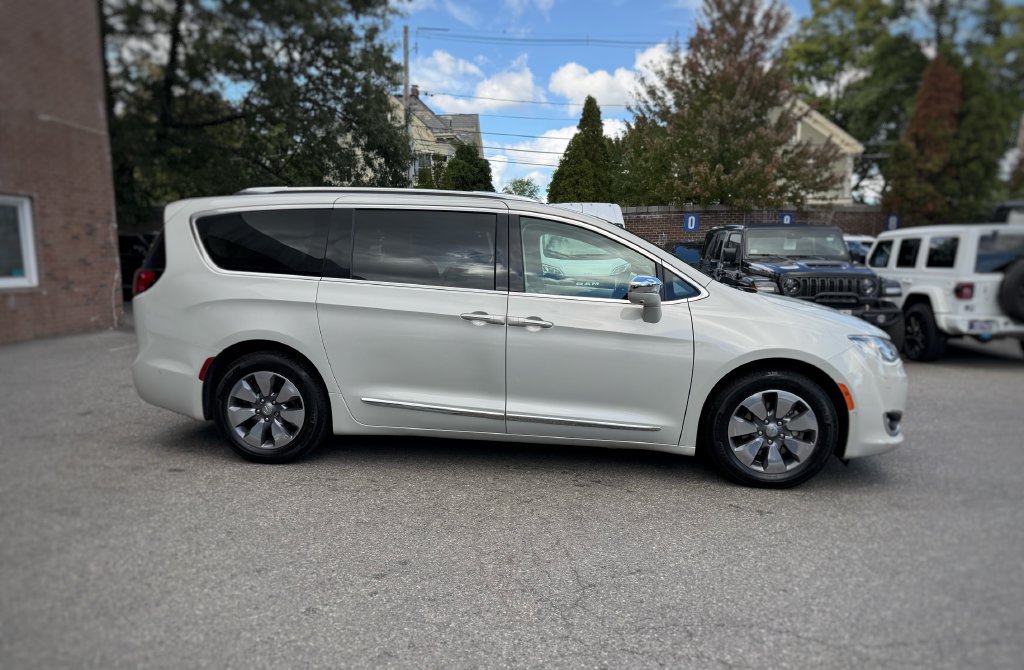 Used 2019 Chrysler Pacifica Limited w/ Advanced Safetytec Group FWD image 4