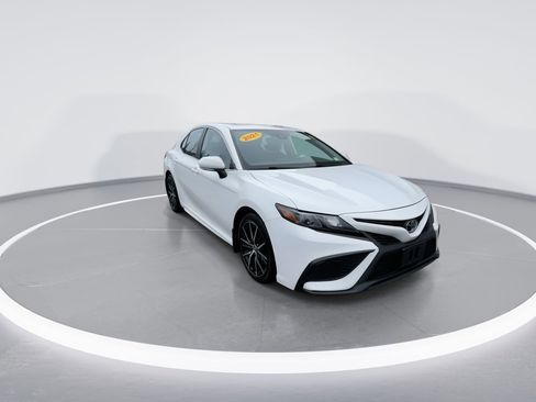 Used 2021 Toyota Camry SE w/ Cold Weather Package image 3