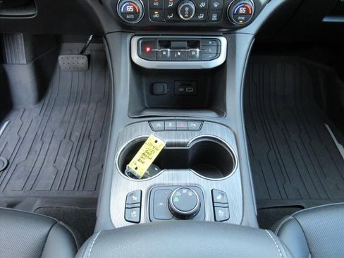 Used 2023 GMC Acadia SLT w/ Preferred Package image 22