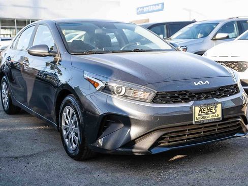 Used 2023 Kia Forte LX image 3