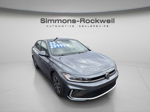 Used 2025 Volkswagen Jetta SE image 3