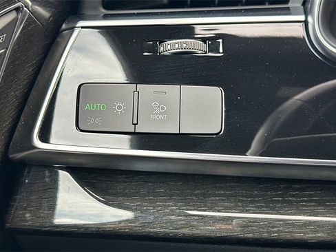 Used 2021 Audi Q8 Premium image 33