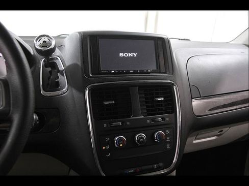Used 2016 Dodge Grand Caravan American Value Package FWD image 9