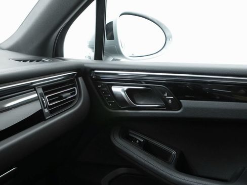 Certified 2026 Porsche Macan AWD/4WD image 31