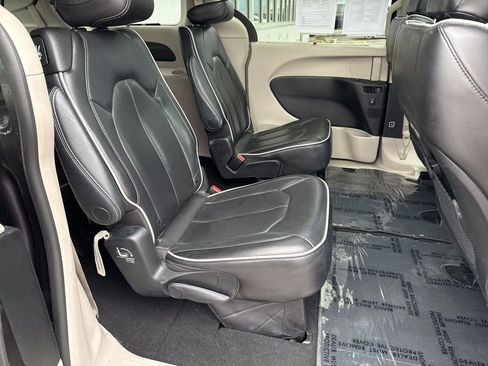 Used 2023 Chrysler Pacifica Limited image 23