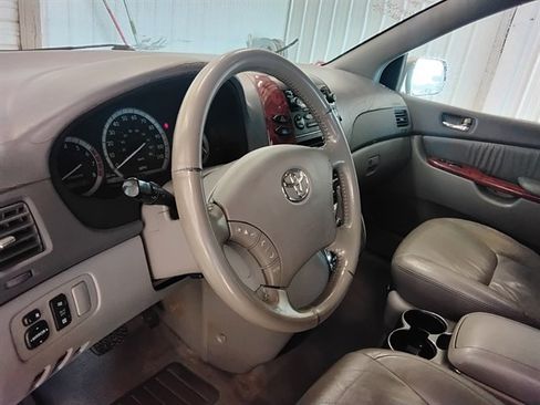 Used 2004 Toyota Sienna XLE image 12