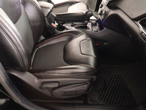 Used 2020 Jeep Cherokee Trailhawk w/ Cold Weather Group image 14