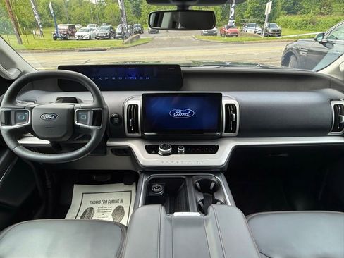 Used 2025 Ford Expedition Active AWD/4WD image 9