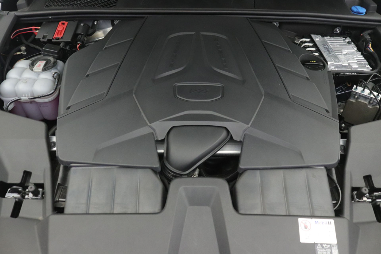 Used 2024 Porsche Cayenne Coupe AWD/4WD image 24
