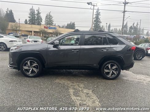 Used 2023 Toyota RAV4 SE image 4