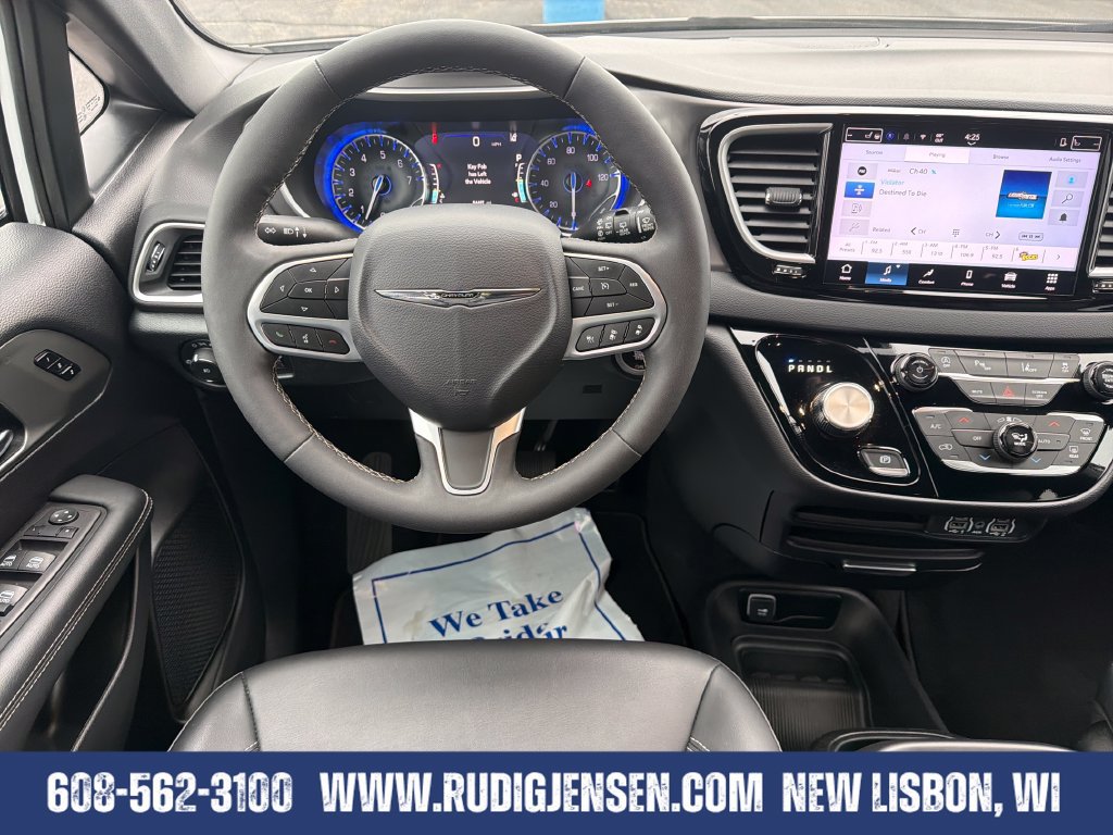 Used 2025 Chrysler Pacifica Select FWD image 13