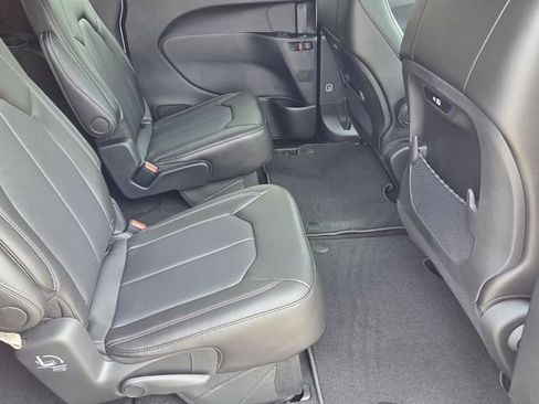 Certified 2027 Chrysler Pacifica Select FWD image 18
