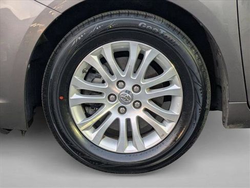Used 2014 Toyota Sienna XLE image 23
