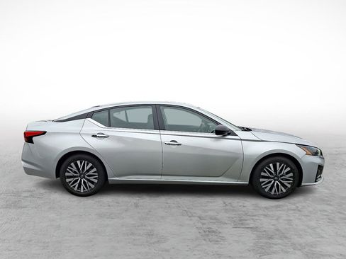 Used 2024 Nissan Altima 2.5 SV FWD image 6