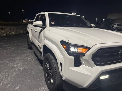 Used 2024 Toyota Tacoma SR5 AWD/4WD image 11
