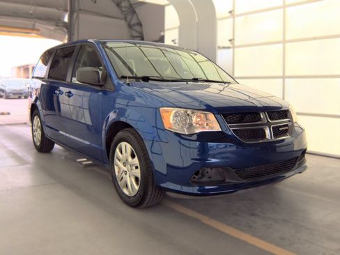 Used 2018 Dodge Grand Caravan SE w/ UConnect Hands-Free Group FWD image 2