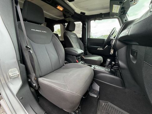 Used 2018 Jeep Wrangler Unlimited Rubicon w/ Connectivity Group AWD/4WD image 13