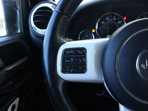 Used 2015 Jeep Wrangler Unlimited Sahara AWD/4WD image 9