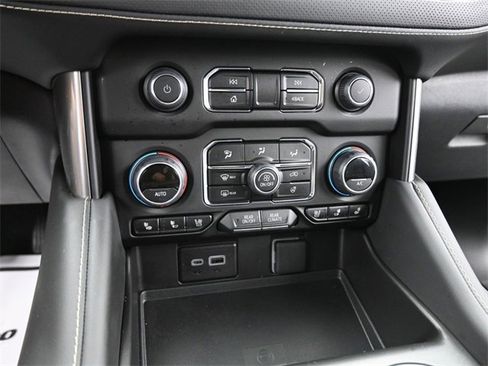 Used 2024 Chevrolet Suburban Premier w/ Advanced Technology Package image 17