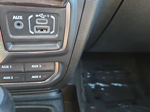 Used 2020 Jeep Wrangler Unlimited Sahara image 17