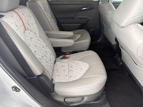 Used 2023 Toyota Highlander Bronze Edition FWD image 28