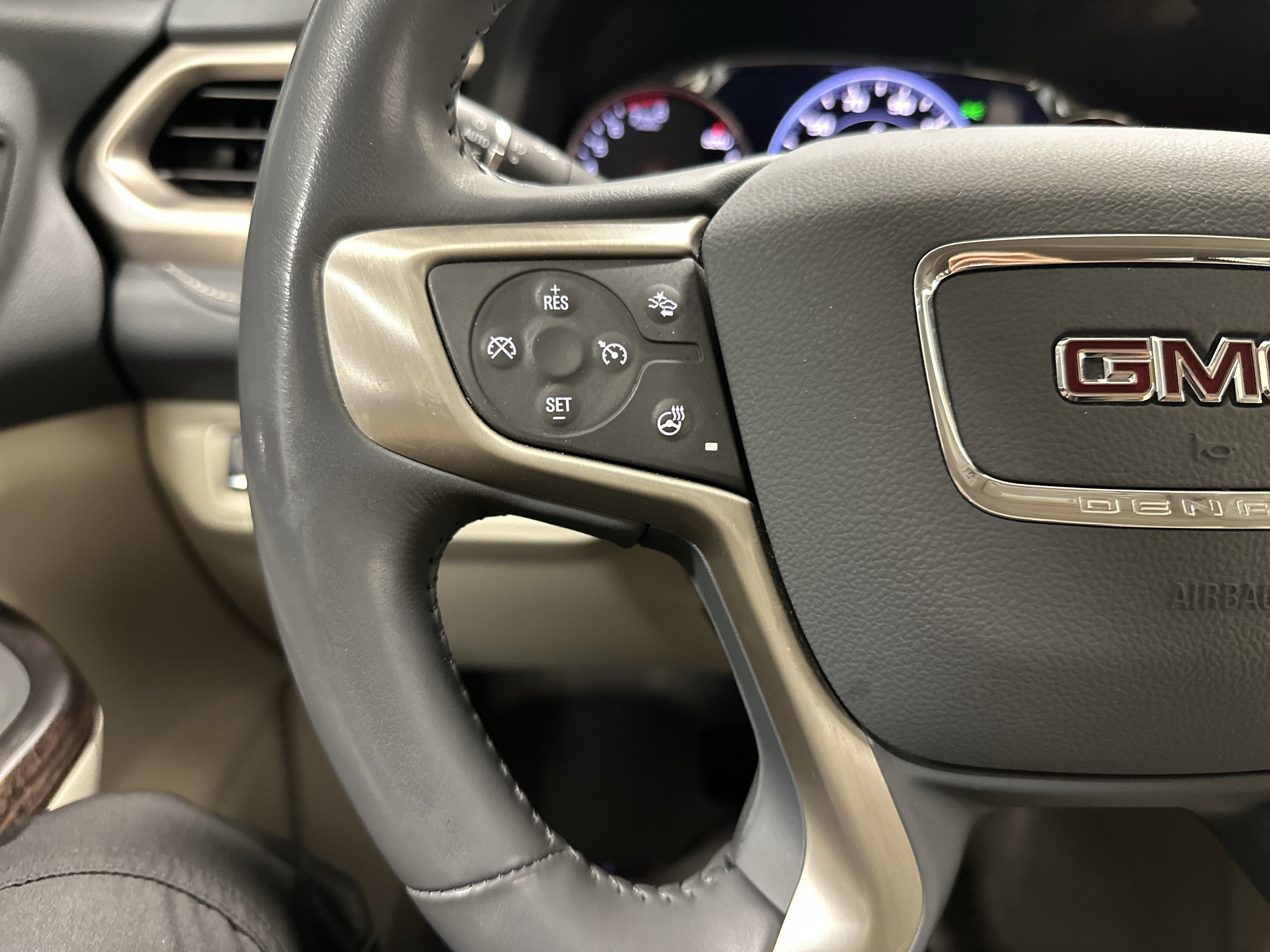 Used 2022 GMC Acadia Denali w/ Denali Ultimate Package AWD/4WD image 22