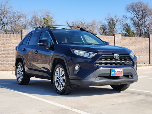 Used 2020 Toyota RAV4 XLE Premium image 4