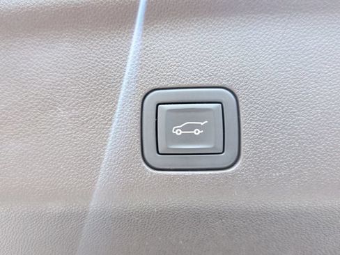 Used 2023 Chevrolet Tahoe Z71 w/ Luxury Package AWD/4WD image 33