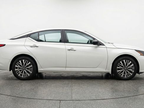 Used 2025 Nissan Altima 2.5 SV image 11