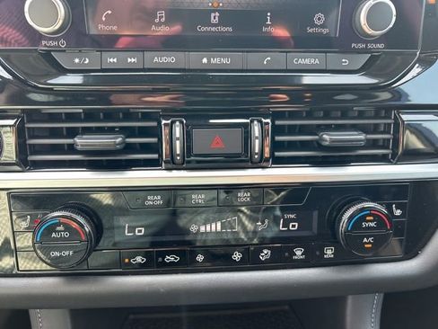 Used 2024 Nissan Pathfinder SV image 19