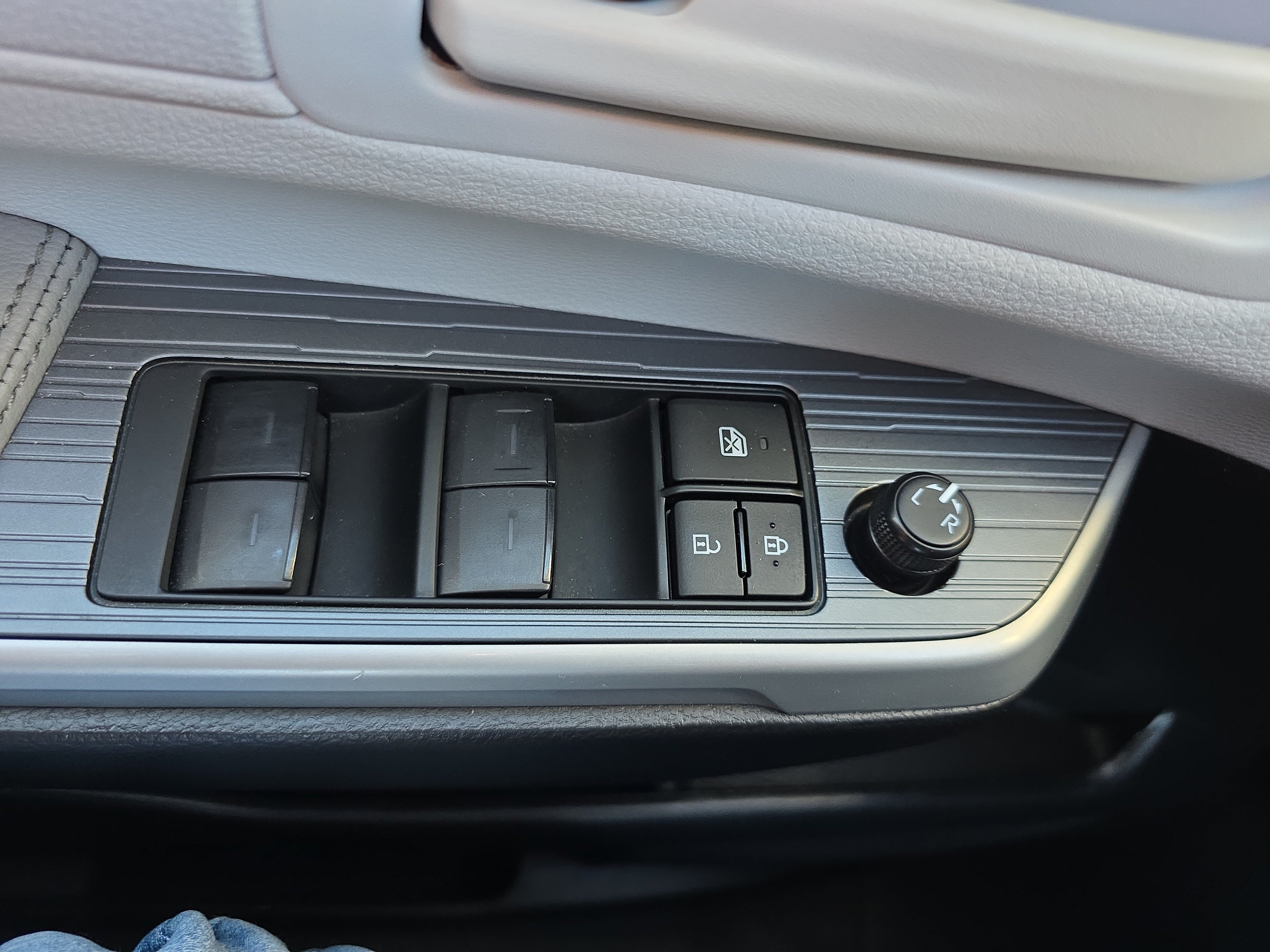 Used 2025 Toyota Sienna LE AWD/4WD image 28