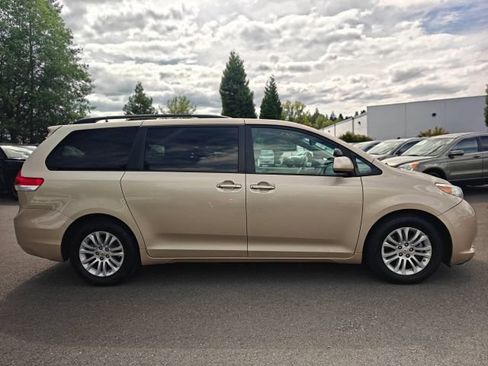 Used 2011 Toyota Sienna XLE w/ XLE Navigation Pkg FWD image 8