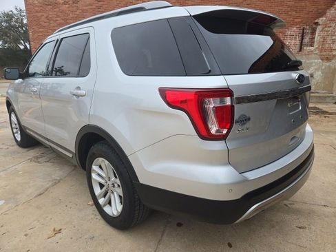 Used 2016 Ford Explorer XLT w/ Equipment Group 202A image 5