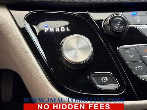 Used 2020 Chrysler Pacifica Touring-L FWD image 38