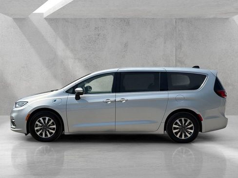 Used 2023 Chrysler Pacifica Touring-L FWD image 8
