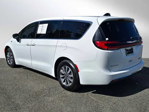 Used 2024 Chrysler Pacifica Select FWD image 5
