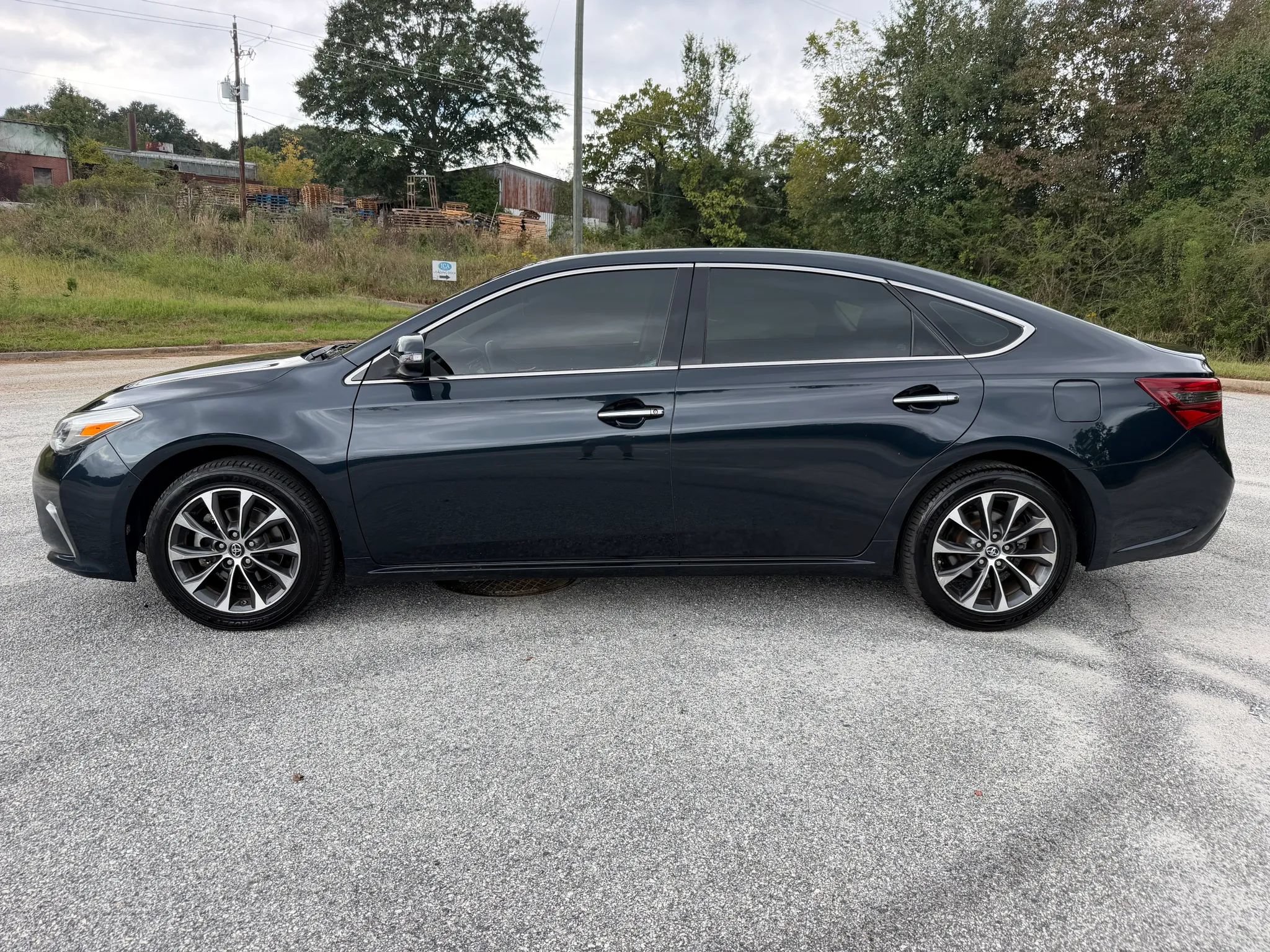 Used 2018 Toyota Avalon XLE FWD image 2