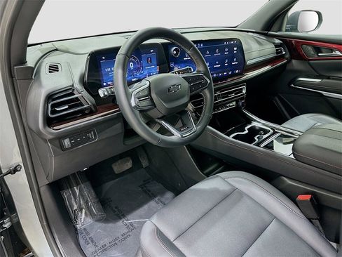 Used 2025 Chevrolet Traverse Z71 image 9