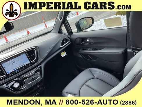 New 2026 Chrysler Pacifica Select image 24