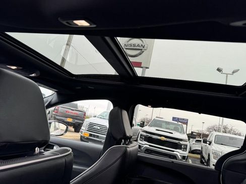 Used 2025 Chrysler Pacifica Limited image 12