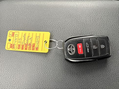 Used 2025 Toyota Camry SE image 28